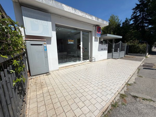 negozio in vendita a Riccione in zona Centro Storico