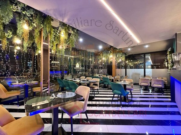 negozio in vendita a Riccione in zona Marano