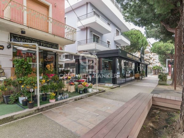 negozio in vendita a Riccione in zona Alba