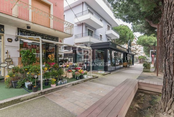 negozio in vendita a Riccione in zona Alba