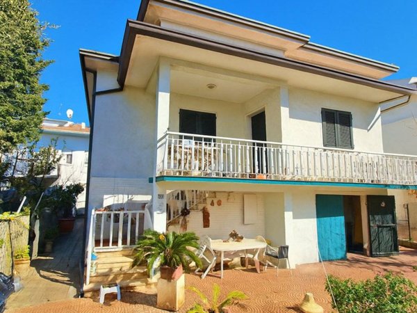 casa indipendente in vendita a Riccione in zona Alba