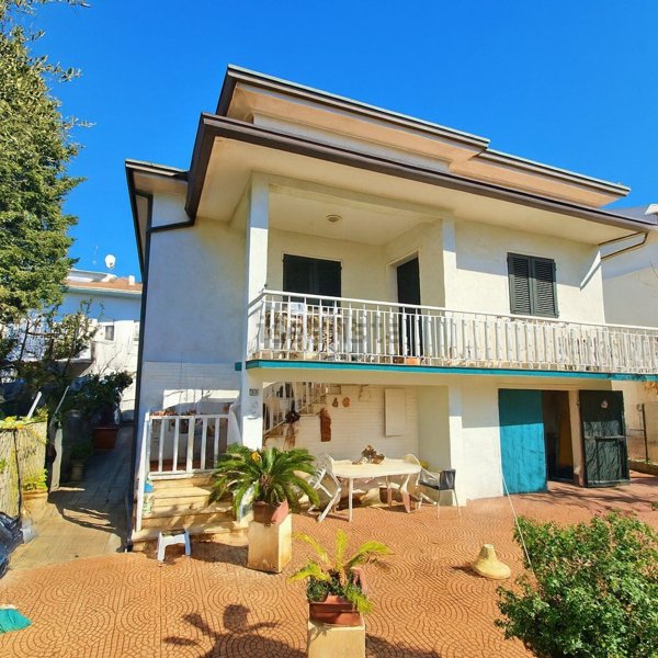 casa indipendente in vendita a Riccione