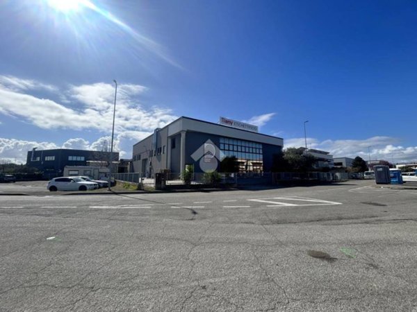 locale commerciale in vendita a Riccione in zona Case Muratori