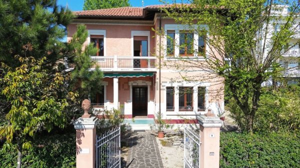 casa indipendente in vendita a Riccione
