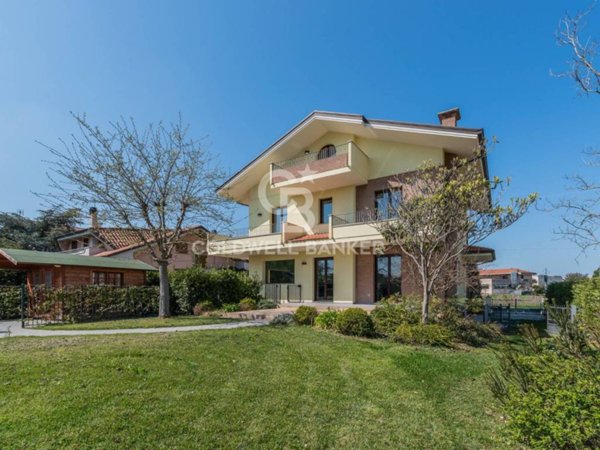 casa indipendente in vendita a Riccione