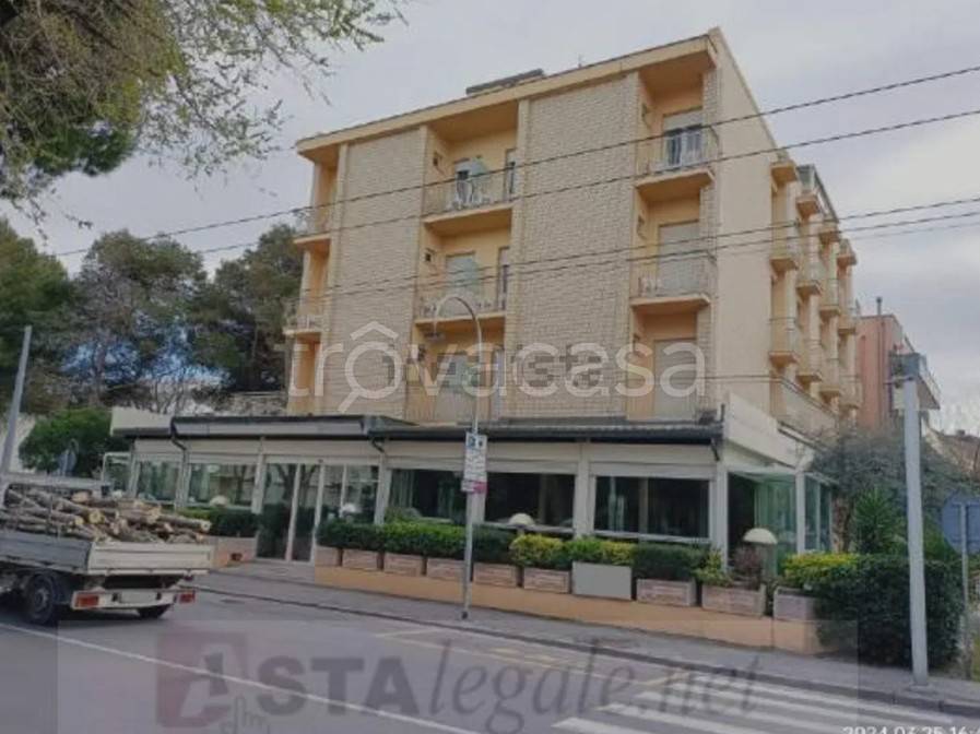 negozio in vendita a Riccione in zona Alba