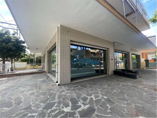 negozio in vendita a Riccione in zona Alba