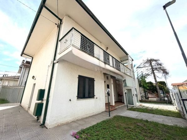 casa indipendente in vendita a Riccione in zona San Lorenzo