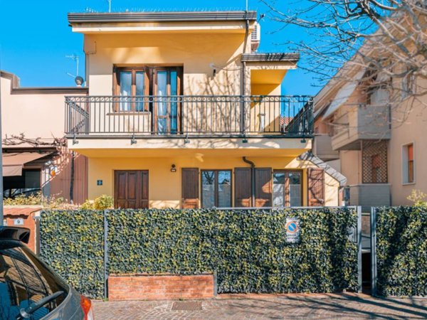 casa indipendente in vendita a Riccione in zona Centro Storico
