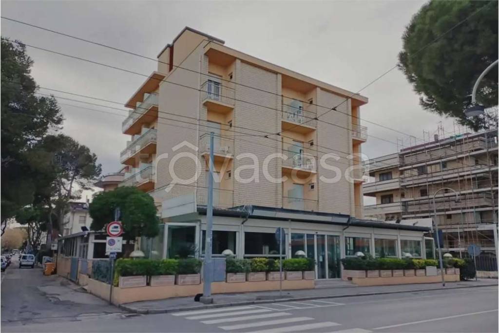 negozio in vendita a Riccione in zona Alba
