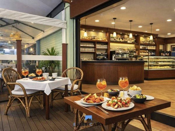 negozio in vendita a Riccione in zona Alba