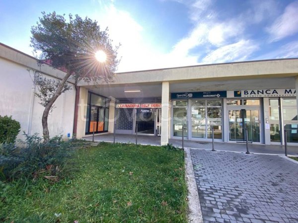 negozio in vendita a Riccione in zona Marano