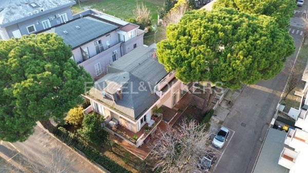 casa indipendente in vendita a Riccione in zona Alba