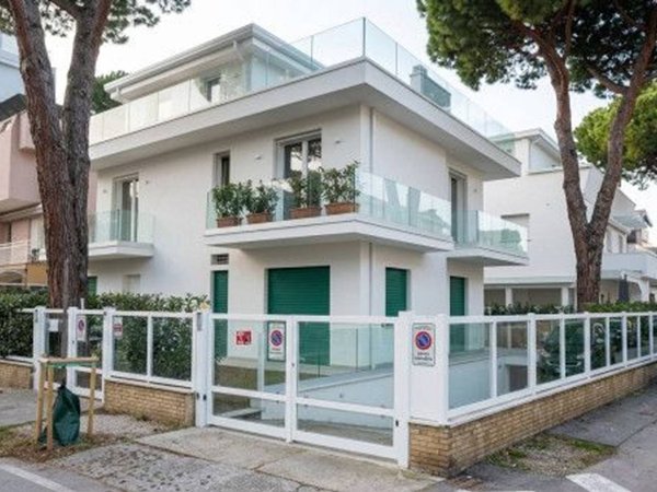 casa indipendente in vendita a Riccione in zona Alba