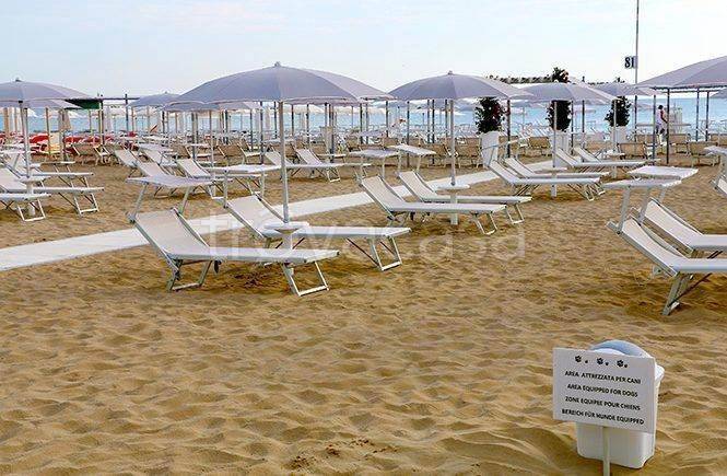 negozio in vendita a Riccione in zona Alba