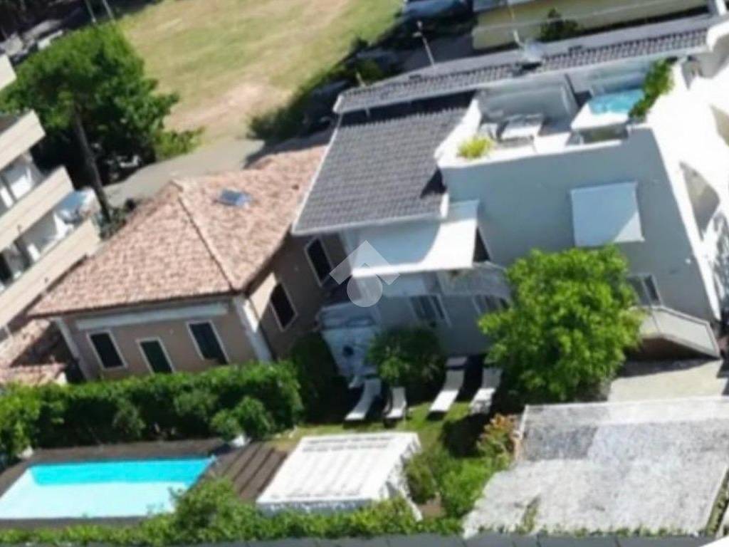 casa indipendente in vendita a Riccione in zona Alba