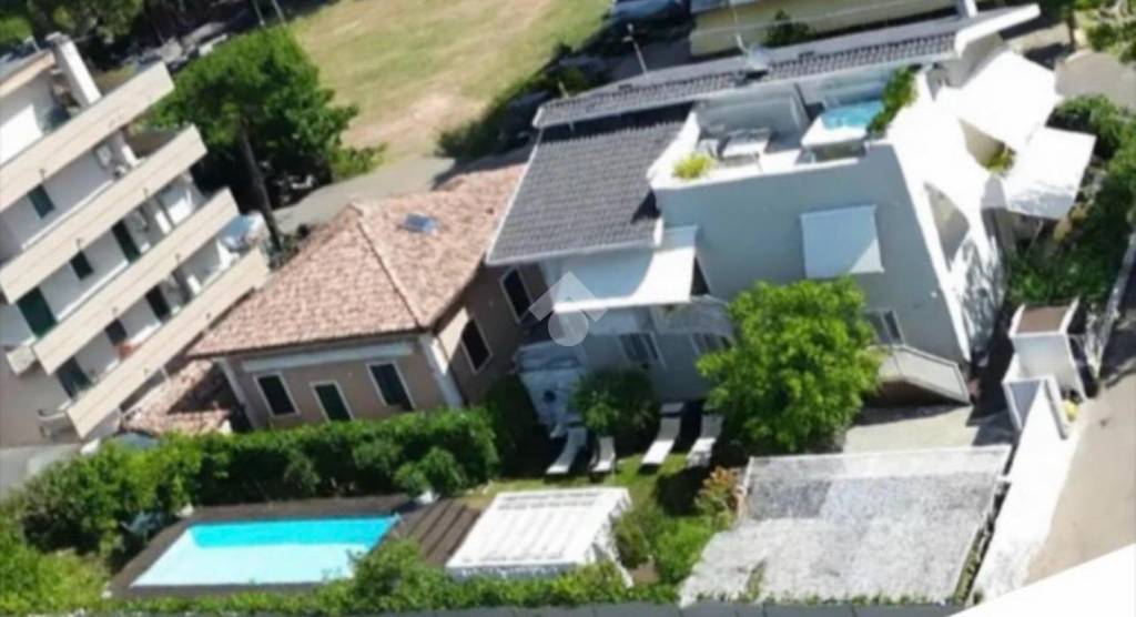casa indipendente in vendita a Riccione in zona Alba
