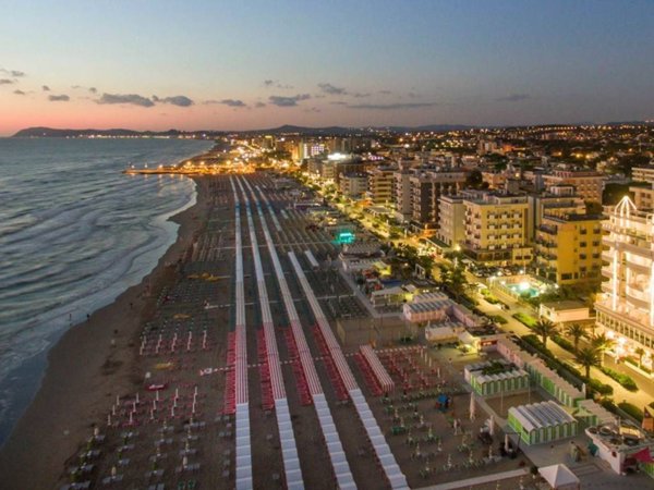 negozio in vendita a Riccione in zona Alba