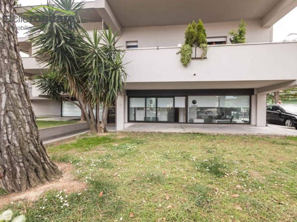 locale commerciale in vendita a Riccione