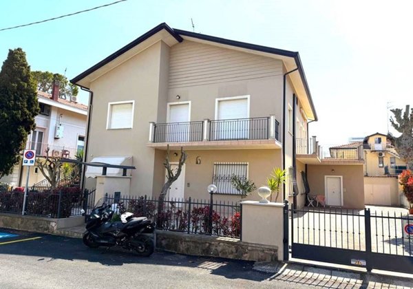 casa indipendente in vendita a Riccione in zona Marano