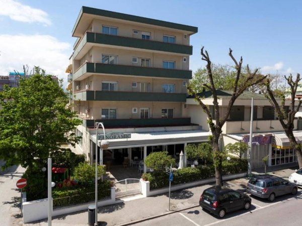 negozio in vendita a Riccione in zona Alba