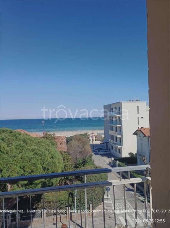 negozio in vendita a Riccione in zona Alba