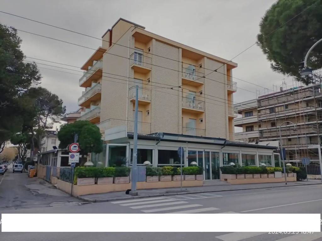 negozio in vendita a Riccione in zona Alba