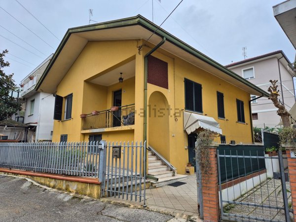 casa indipendente in vendita a Riccione