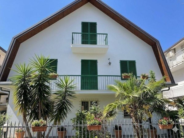 casa indipendente in vendita a Riccione