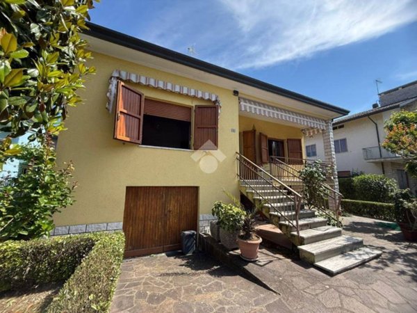 casa indipendente in vendita a Riccione in zona Alba
