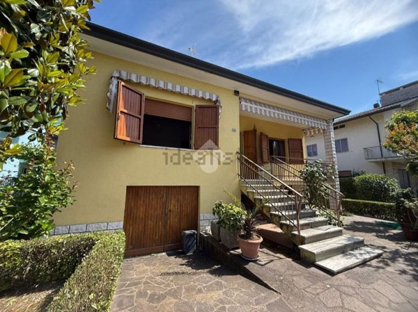 casa indipendente in vendita a Riccione in zona Alba