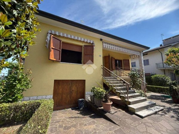 casa indipendente in vendita a Riccione in zona Alba