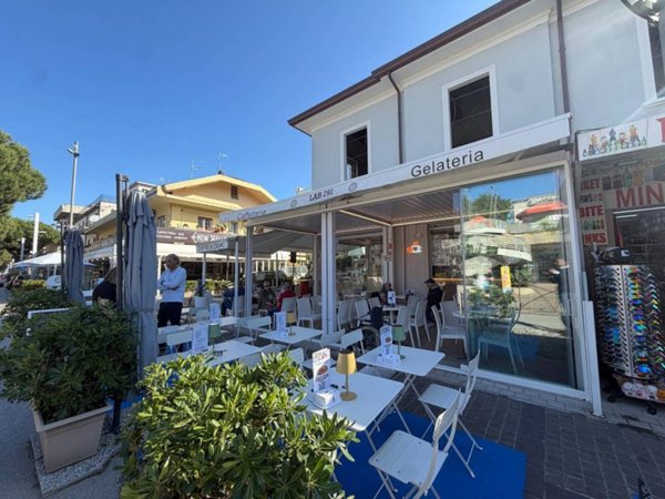 negozio in vendita a Riccione in zona Alba