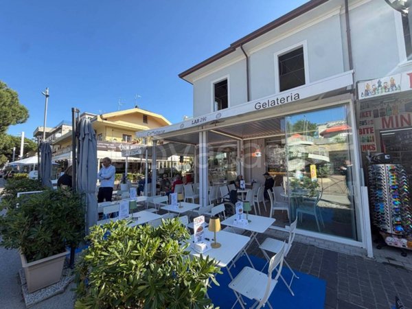 negozio in vendita a Riccione in zona Alba