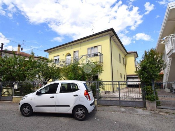 casa indipendente in vendita a Riccione in zona Centro Storico