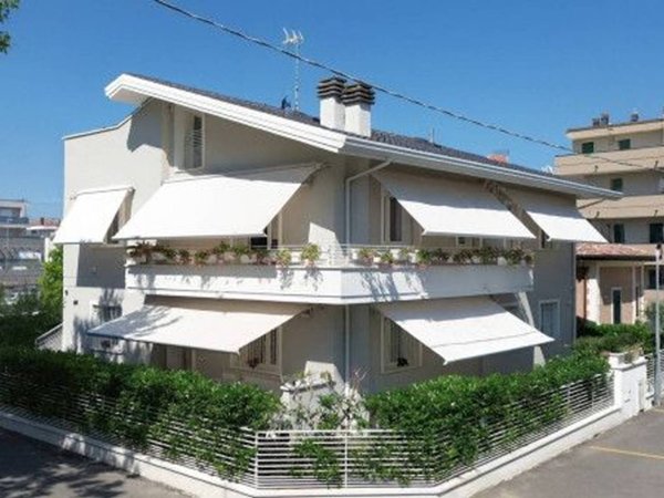casa indipendente in vendita a Riccione in zona Alba