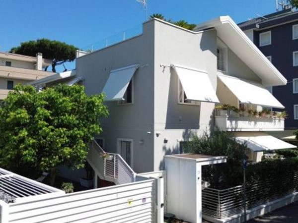 casa indipendente in vendita a Riccione in zona Alba