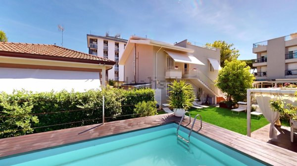 casa indipendente in vendita a Riccione in zona Alba