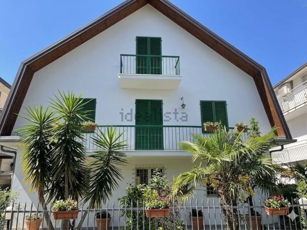 casa indipendente in vendita a Riccione in zona Centro Storico