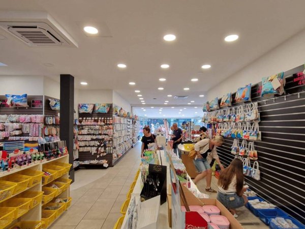 negozio in vendita a Riccione in zona Alba