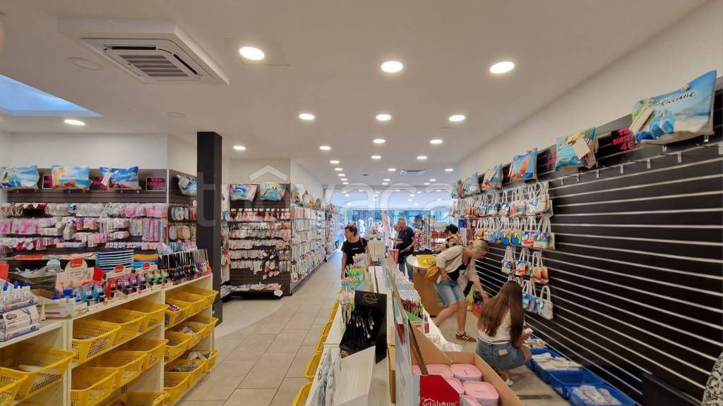 negozio in vendita a Riccione in zona Alba