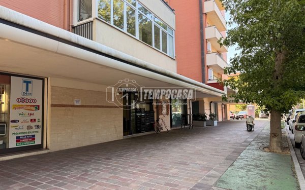 locale commerciale in vendita a Riccione in zona Centro Storico
