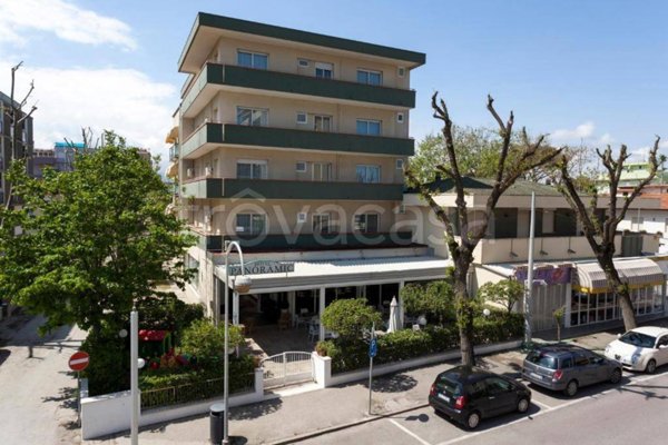 negozio in vendita a Riccione in zona Alba