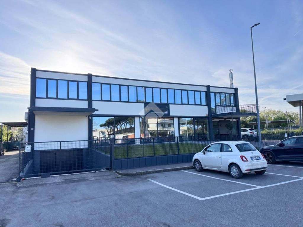 locale commerciale in vendita a Riccione