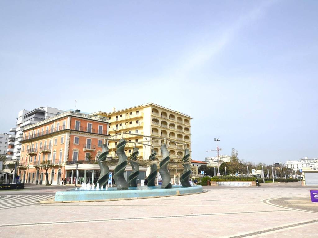 box auto in vendita a Riccione in zona Centro Storico