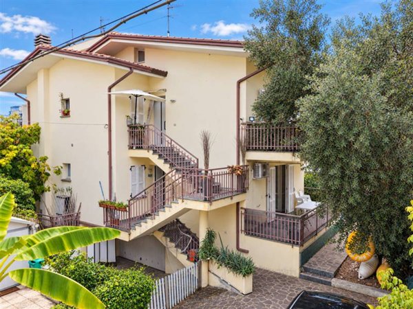 casa indipendente in vendita a Riccione in zona Alba