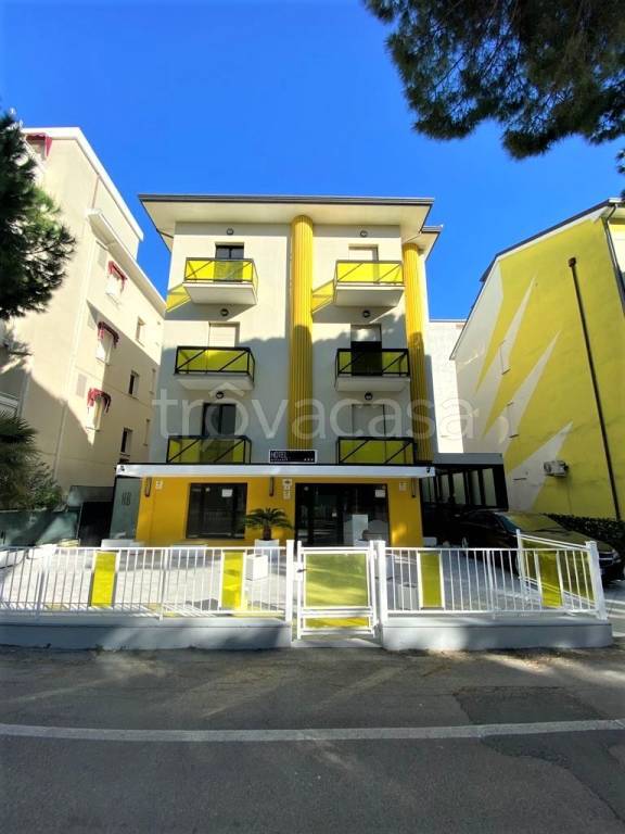negozio in vendita a Rimini in zona Miramare di Rimini