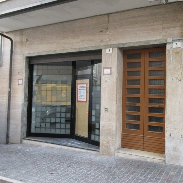 negozio in vendita a Rimini in zona Marina Centro