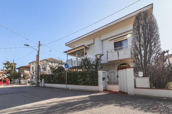 casa indipendente in vendita a Rimini in zona Rivazzurra