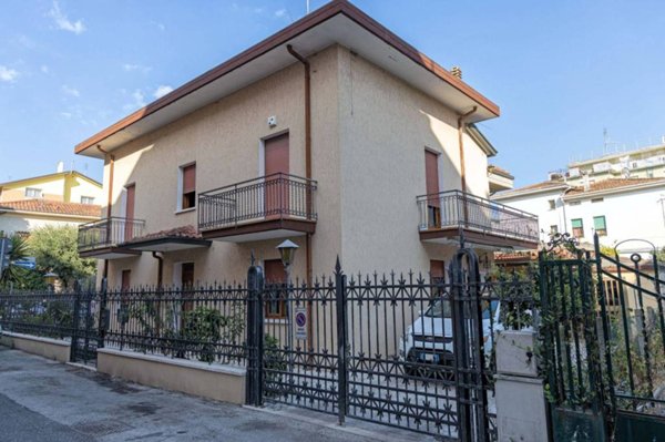 casa indipendente in vendita a Rimini in zona Marina Centro